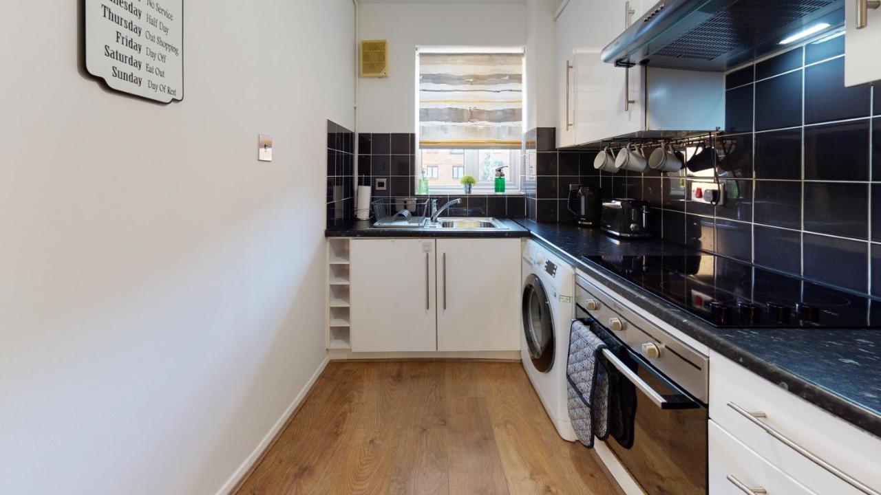 2Bedrm-4Guests-Parking-Nearstation Daire Londra Dış mekan fotoğraf